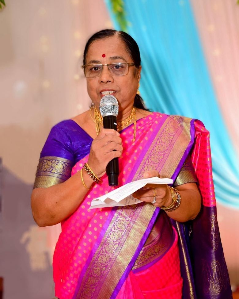 Prof. Dr. Shrutishree Vadgabalkar speaking at a literary gathering